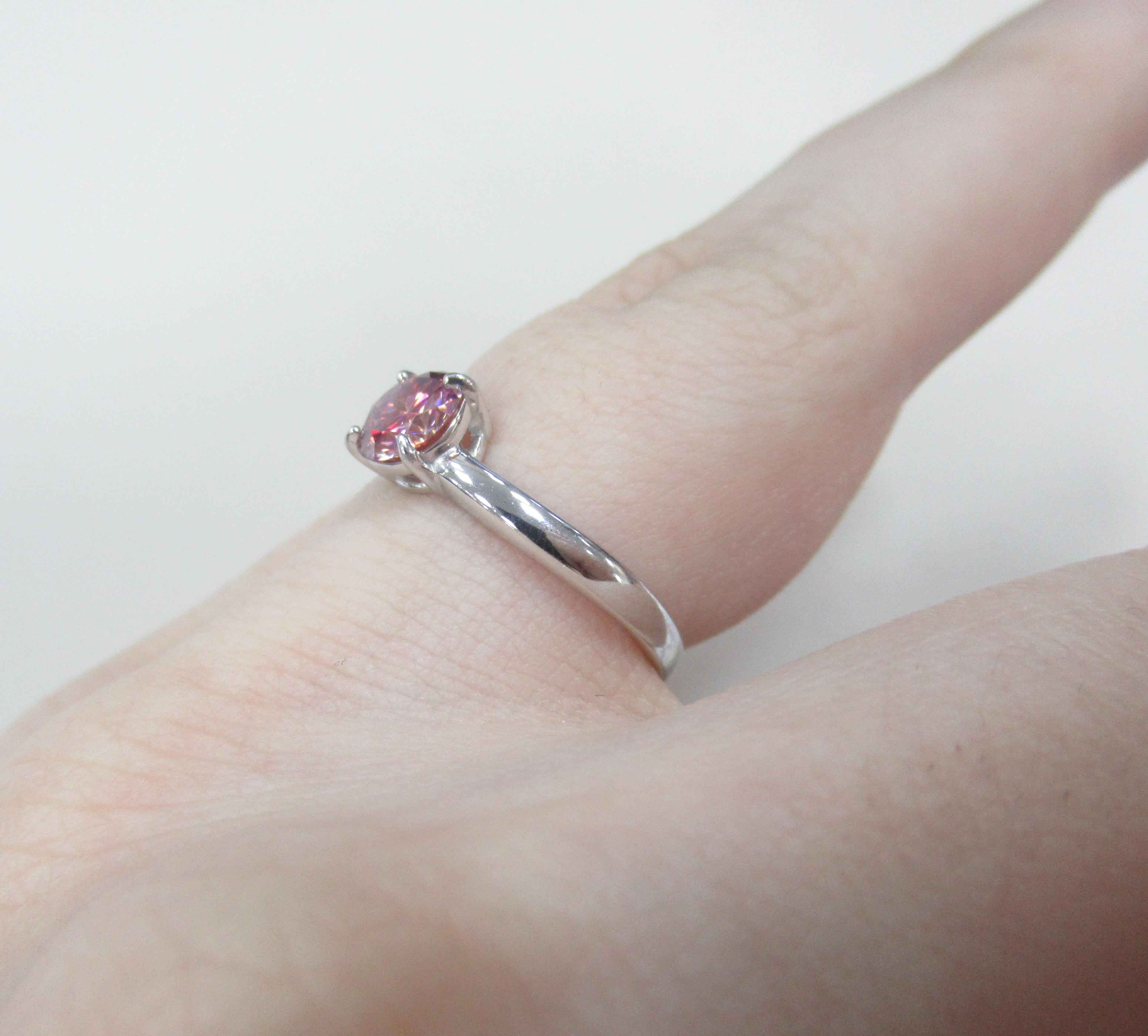 Серебряное кольцо с арбузным муассанитом